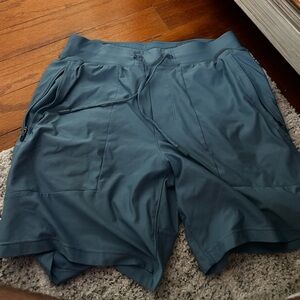 Lululemon cyan license to train 7” men’s shorts